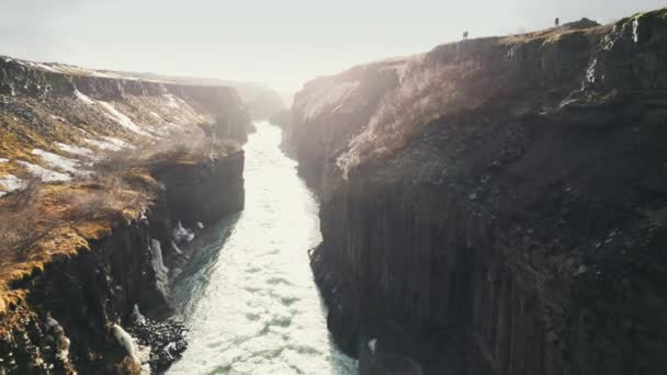 Drone Shot Gullfoss Waterfall Iceland Majestuosa Cascada Que Fluye Entre — Vídeo de stock