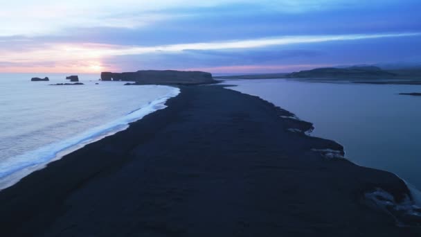 空中俯瞰着高山的黑色沙滩和冰原上的大石头 美丽的自然景观在Reynisfjara海滩上 冰岛的海岸线上有大西洋景观 慢动作 — 图库视频影像