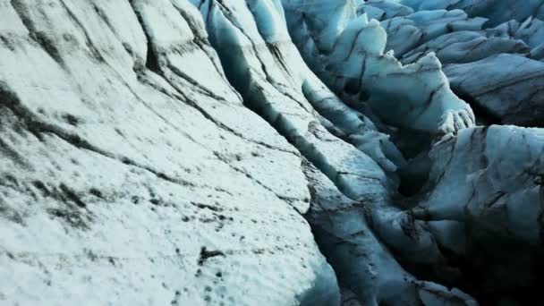 雪の山の近くのクレバスや氷山とVatnajokull氷河塊 美しい青い氷のブロックのドローンショット 霜が湖に浮かんでいる巨大な氷の岩 スローモーション — ストック動画