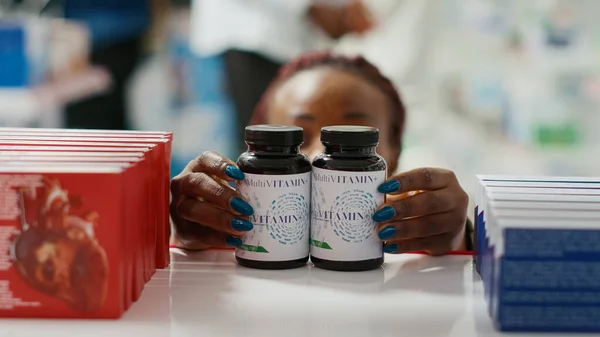 Kadın Ilaç Şişelerini Raflara Diziyor Ilaç Hapları Eczane Raflarına Koyuyor — Stok fotoğraf