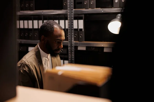 Flic Afro Américain Concentré Travaillant Dans Les Archives Police Nuit — Photo