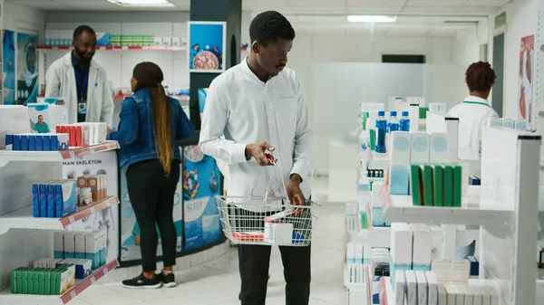 Genç Müşteri Raflardaki Ilaç Paketlerini Kontrol Ediyor Takviye Sağlık Ürünleri — Stok fotoğraf