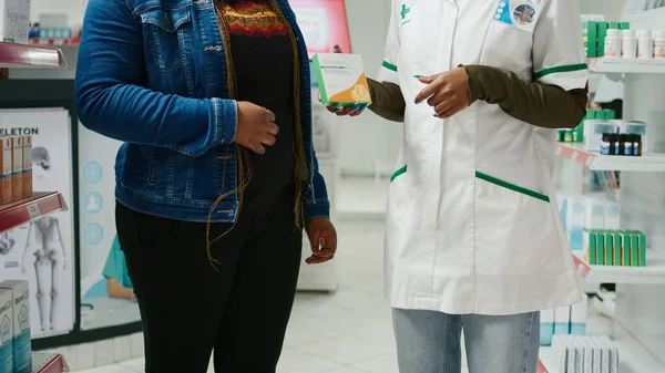 Eczane Çalışanı Eczanedeki Müşterilere Vitamin Kutusu Veriyor Ilaçlarla Yapılan Sağlık — Stok fotoğraf