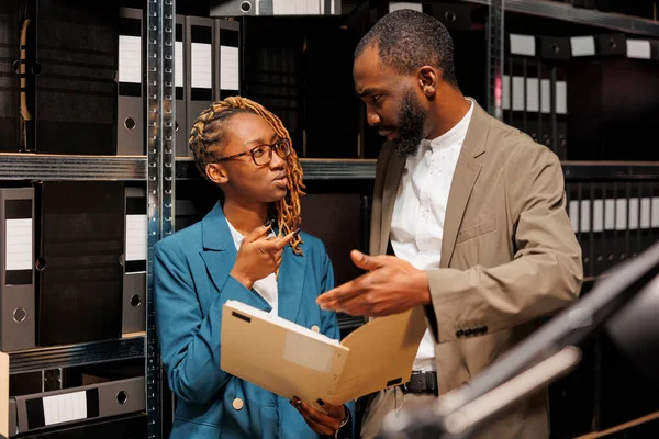 African American Detective Reading Discussing Criminal Case File Man Woman — Stock Photo, Image