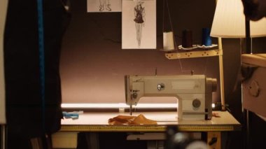 Terzi atölyesi dikiş makinesi ve özel yapım kıyafetler ve moda koleksiyonu için kullanılan aletler, imalat endüstrisi. Lüks atölyede endüstriyel terzilik ekipmanları. Kapat..
