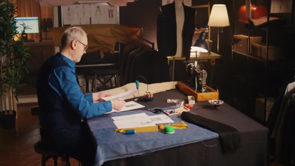 Επαγγελματίας Ράφτης Κοιτάζοντας Υφάσματα Και Σκίτσα Χειροτεχνίας Συλλογή Μόδας Εργαλεία — Αρχείο Βίντεο