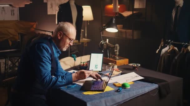 Starszy Rzemieślnik Kupuje Tkaniny Online Używając Karty Kredytowej Laptopie Atelier — Wideo stockowe