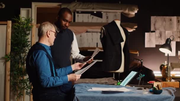 Kıdemli Terzi Stajyer Kıyafet Imalatı Için Eskiz Yapıyor Işi Tekstil — Stok video
