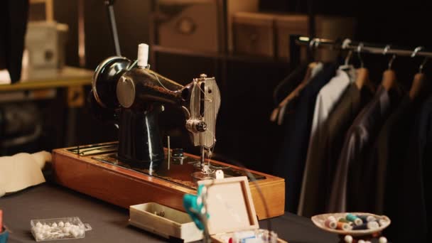 Máquina Costura Atelier Moda Ferramentas Mesa Oficina Design Alfaiataria Luxo — Vídeo de Stock