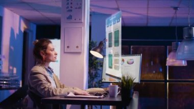 Ofis çalışanı, sonuçları geceleri hologram olarak inceleyip şirket analizlerinin holografik görüntülerine bakıyor. Arşiv bilgilerini ve yapay zeka raporlarını kullanan bir yönetici..
