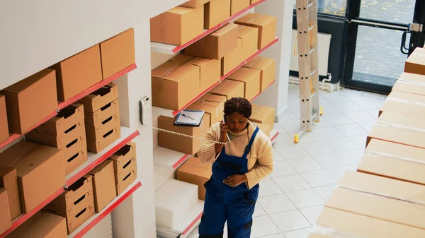 Trabajadora Contestando Teléfono Fijo Pared Hablando Envío Pedidos Inventario Existencias — Foto de Stock