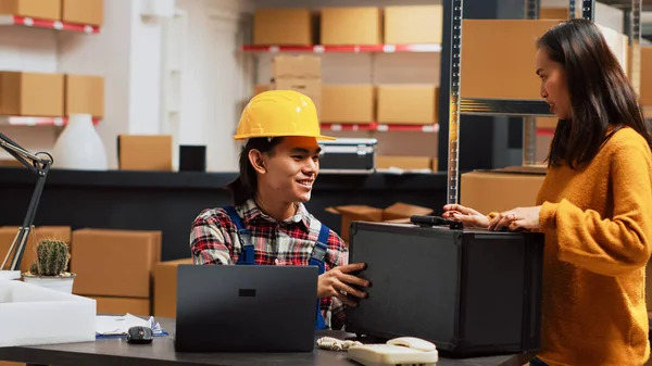 亚洲人检查货架上的仓库用品 利用供应链生产在笔记本电脑上工作 计划为创业企业发展运送货物的年轻人 — 图库照片