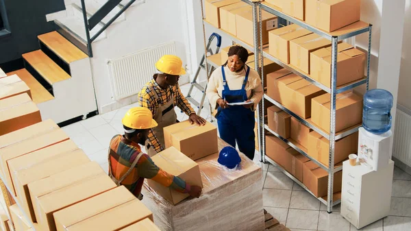 Group Employees Packing Merchandise Boxes Doing Quality Control Ship Products — Stock Photo, Image
