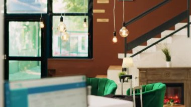 Boş otel resepsiyonu ve dinlenme odası olan resepsiyon, turistleri kontrol etmek ve oda konaklamasına yardım etmek için kullanılıyor. Modern iç tasarımı ve klas alanı olan lüks otel lobisi..