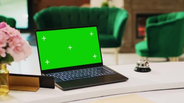 Otel Resepsiyonunda Yeşil Ekran Ekranlı Dizüstü Bilgisayar Dinlenme Odasının Yanında — Stok video