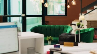 Boş otel lobisi, dinlenme odası ve resepsiyon masası. Konuklara prosedürü kontrol etmeleri için yardım ederlermiş. Lüks iç tasarımı olan bir otel girişi. Kalacak yeri olan modern danışma masası.