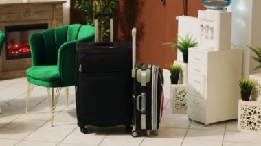 Otel resepsiyonunda ve dinlenme odasında valizler müşterilerin bavulları ve otel resepsiyonundaki modern dekorasyonlar. Otel resepsiyonundaki lüks mobilyalar, ruhsat..