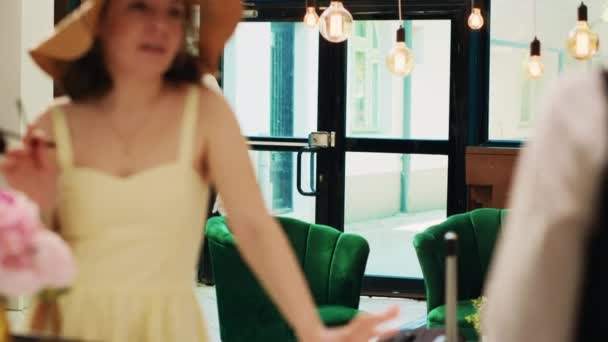 이국적 로비에 손님들 절차를 확인하기 데스크로 접근중이다 방학에 여행하는 여자는 — 비디오