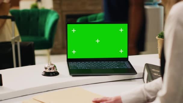 Pracownik Sprawdza Szablon Greenscreen Laptopie Pracuje Recepcji Lobby Aby Pomóc — Wideo stockowe