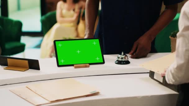 Gość Pyta Informacje Zielonym Ekranie Wskazując Tablet Recepcji Holu Hotelowym — Wideo stockowe