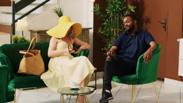 Otelin Lobisinde Görüntülü Arama Yapan Çeşitli Çiftler Giriş Yapmadan Önce — Stok video