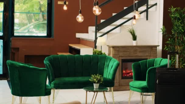 Boş Lobisi Resepsiyon Masası Dekorasyonu Şık Tasarımı Olan Bir Otel — Stok video