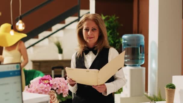 Concierge Hôtel Examinant Les Réservations Les Réservations Travaillant Réception Dans — Video