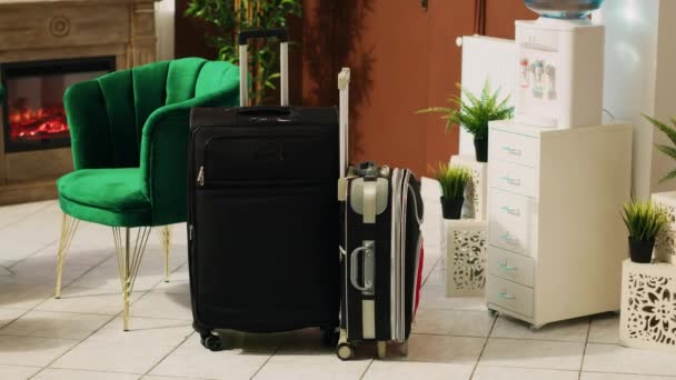 Otel Lobisindeki Bavullar Dinlenme Odasındaki Kanepenin Bagajın Modern Mobilyaların Yanında — Stok video