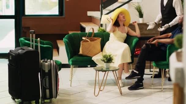 Gość Hotelowy Oferuje Przewożenie Bagażu Pomaga Gościom Procesie Odprawy Turyści — Wideo stockowe