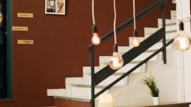 Lüks kanepesi, modern mobilyası ve pahalı otel odası olan boş bir otel lobisi. Resepsiyonda ışıkları ve bitkileri olan şık dekorasyonlar. El kamerasıyla..