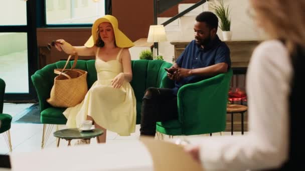 Otel Müşterileri Bekleme Salonunda Kontrol Etmek Için Bekliyor Oda Rezervasyonunu — Stok video