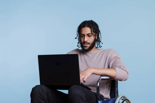 Arabische Man Met Een Lichamelijke Beperking Codering Laptop Terwijl Hij — Stockfoto