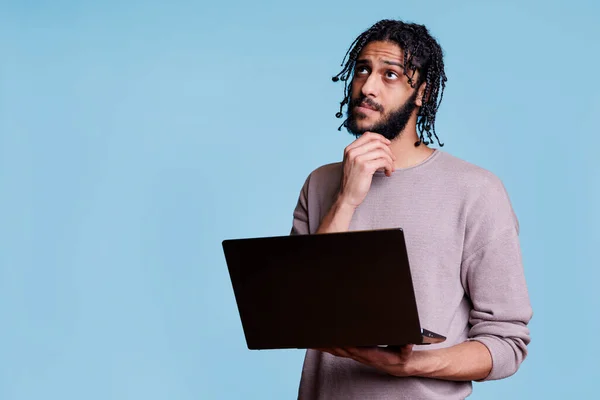 Arabische Man Die Het Programmeringsverslag Laptop Leest Terwijl Hij Wegkijkt — Stockfoto
