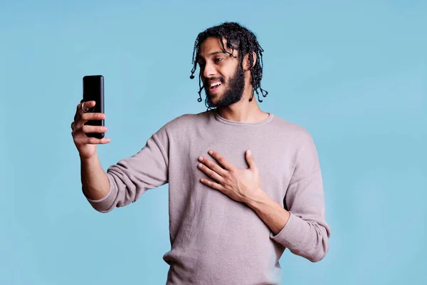 微笑的男人在网上会议上使用智能手机视频应用程序说话 阿拉伯人在视频会议上聊天 手挽手感谢对讲机 — 图库照片