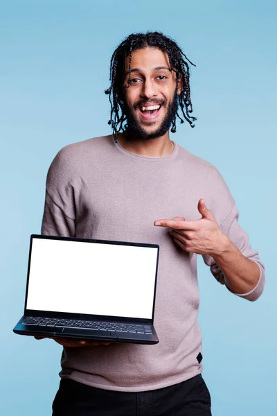 Happy Arab Man Presenteren Software Applicatie Laptop Met Wit Leeg — Stockfoto
