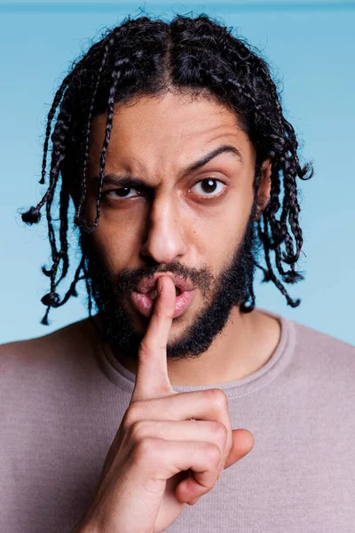 Hombre Árabe Irritado Haciendo Shh Signo Con Expresión Seria Cara — Foto de Stock