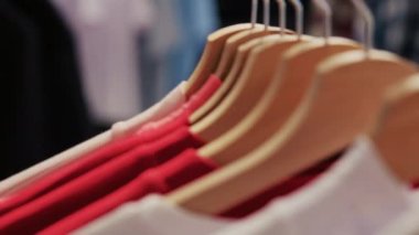 Basit renkli kıyafetlerin seçici odağı, zarif ürünler ve moda aksesuarlarla donatılmış boş modern butik. Şık marka tasarımı ve modaya uygun sergi salonunda resmi kıyafetler.