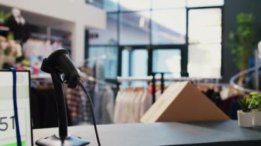 Alış veriş merkezinin içi şık kıyafetlerle dolu. Askı ve raflarda modaya uygun ürünler satan bir mağaza. Aksesuarlar ve yeni moda koleksiyonu ile donatılmış giyim mağazası.