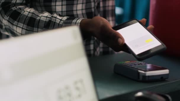 Cliente Afro Americano Colocando Telefone Terminal Pos Pagando Por Roupas — Vídeo de Stock