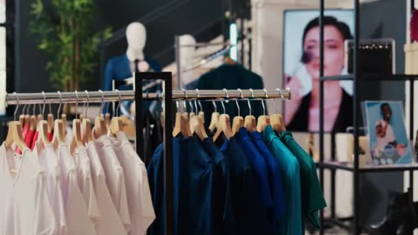 Selektiver Fokus Von Regalen Und Kleiderbügeln Voll Mit Einfachen Hemden — Stockvideo