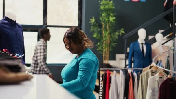 Cliente Afroamericano Mirando Nueva Colección Moda Compras Ropa Moda Boutique — Vídeos de Stock