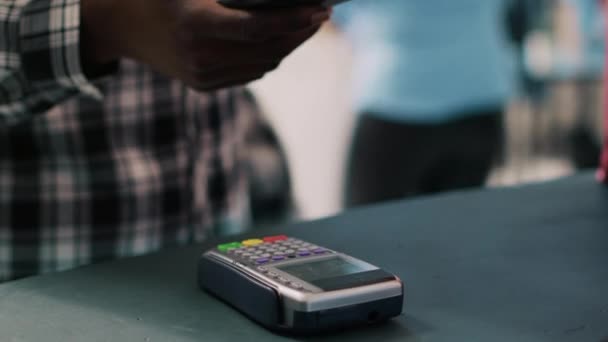 Homem Afro Americano Colocando Telefone Celular Terminal Pos Pagando Por — Vídeo de Stock