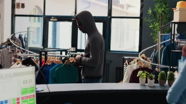 Asyalı Koruma Tarafından Yakalanan Soyguncu Giyim Mağazasından Moda Ürünleri Çalmaya — Stok video