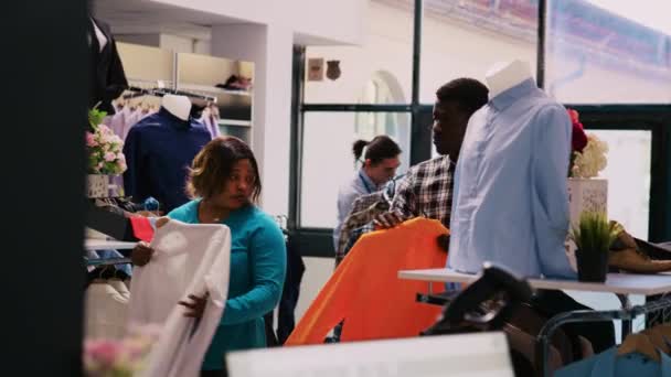 Afrykańska Amerykańska Para Spogląda Modny Towar Sprawdza Tkaninę Przed Zakupem — Wideo stockowe