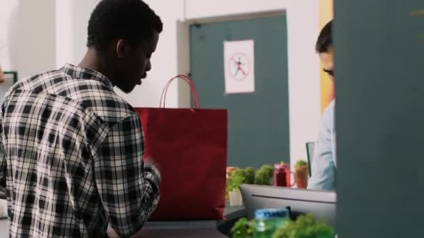 직원들은 가게에서 유행하는 상품에 고객들에게 봉투를 줍니다 부티크에서 유행하는 액세서리를 — 비디오