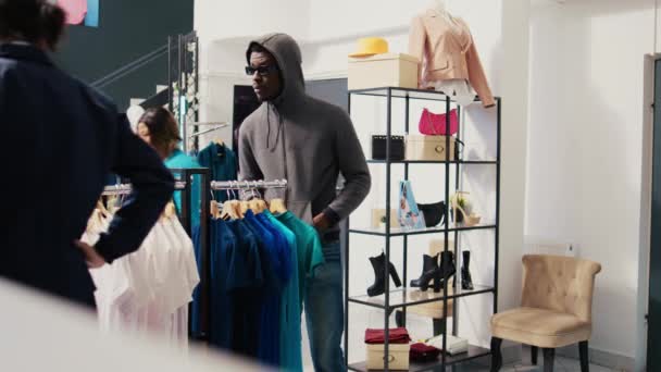 Afro Amerikaanse Winkeldief Probeert Stelen Modieuze Kleding Wordt Betrapt Door — Stockvideo