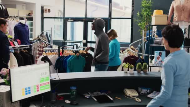 Afrikansk Amerikansk Rånare Försökte Stjäla Snygg Skjorta Fångas Butik Säkerhetsvakt — Stockvideo