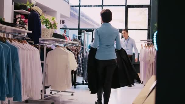 Neşeli Bir Çalışan Şık Kıyafetler Ayarlıyor Modern Bir Butikte Çalışıyor — Stok video