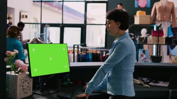 Manager Patrząc Komputer Chroma Key Zielony Ekran Makieta Wyświetlacza Stojąc — Wideo stockowe