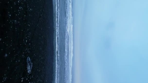 Вертикальное Видео Снимок Беспилотника Северного Берега Океана Природным Черным Песчаным — стоковое видео